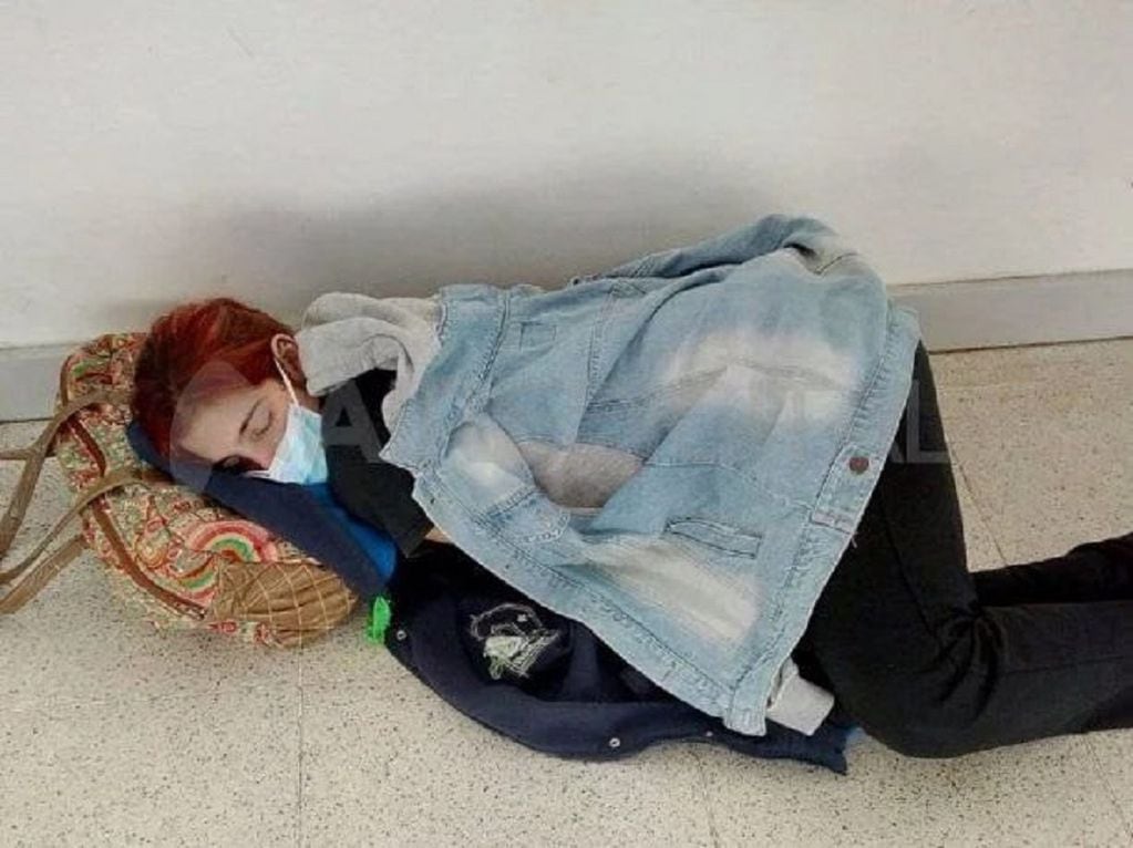 La foto que se viralizó de Lara Arreguiz (22) esperando una cama en el hospital - 