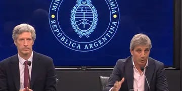 Santiago Bausili, presidente del Banco Central, y Luis Caputo, ministro de Economía de la Nación