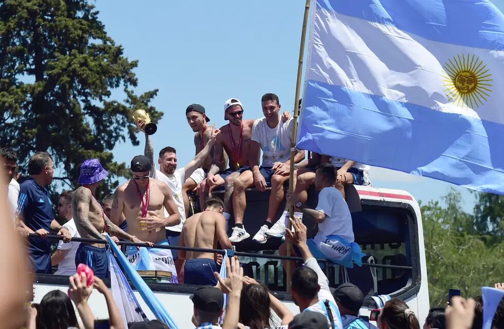 La Selección Argentina festejó por las calles de Buenos Aires la Copa del Mundo. Fue un caos y los jugadores debieron salir en helicóptero.  (AP)
