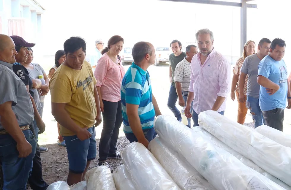El intendente Matías Stevanato entregó materiales a productores  rurales de Maipú. Foto: Prensa Maipú