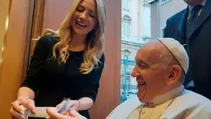 Fabiola Yáñez visitó al papa Francisco y le regaló una caja con “infinitos miligramos de diálogo”
