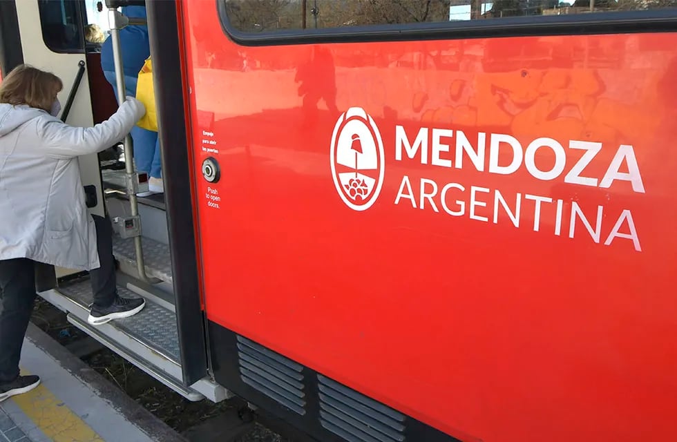 Desde hoy es más caro viajar en micro en Mendoza: cuánto cuesta el pasaje. Foto: Orlando Pelichotti