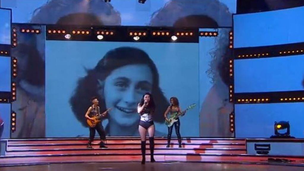 Para graficar la canción "Yo no soy esa mujer", que cantó Jujuy Jiménez, pusieron una foto de la niña cuya historia es un símbolo del Holocausto, y la producción recibió críticas. 