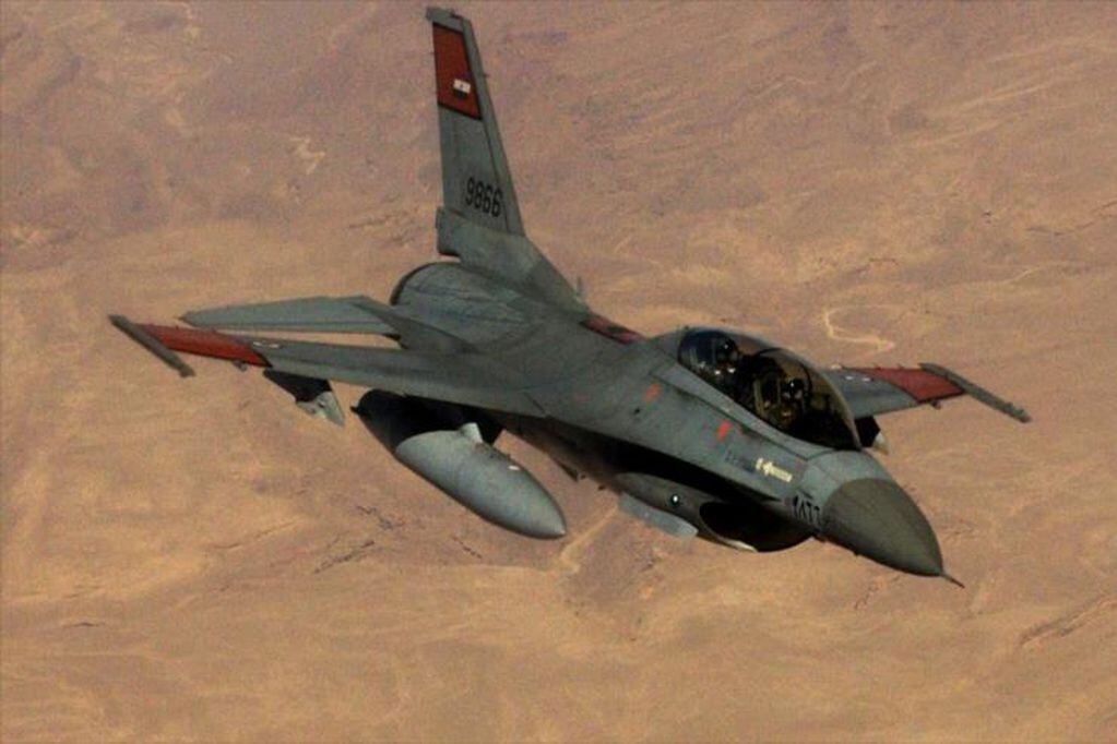 Caza F-16 de la Fuerza Aérea Egipcia en pleno vuelo.