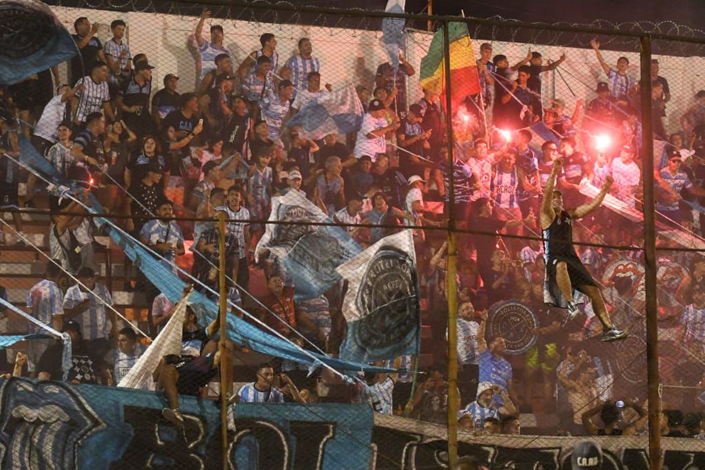 Algunos de los hinchas de Argentino, ubicados en la popular norte de la cancha de San Martín, se treparon al "alambrado" y cuando se cumplía el primer minuto de los 10 que había adicionado el árbitro Castellino, invadiera insólitamente el campo de juego. Una locura.