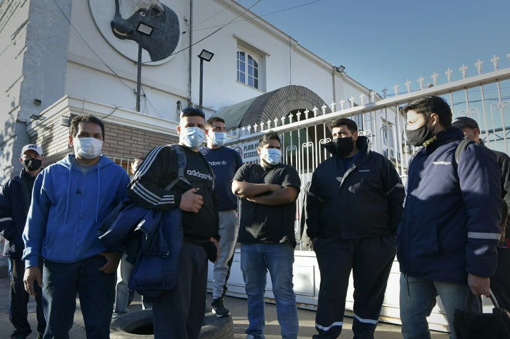 Protestas de empleados de bodegas y viña, para reclamar aumentos salariales. Bodegas Fecovita y López/ Foto: Orlando Pelichotti