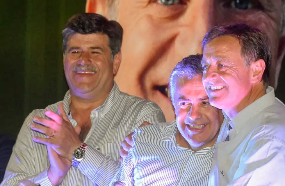 Hace un año Suárez y Abed festejaban con el entonces gobernador Cornejo la victoria electoral. Un año después, la gestión está marcada por el Covid-19.