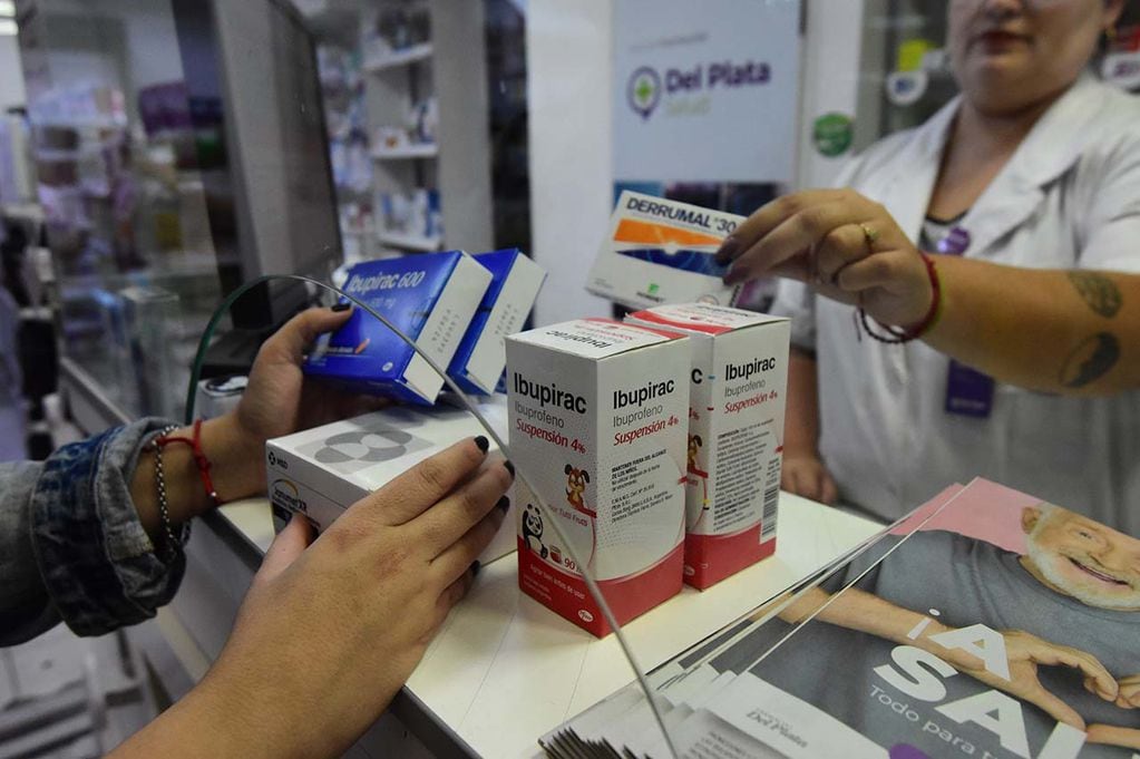 Turistas aprovechan para comprar medicamentos de venta libre. Foto: Mariana Villa/ Los Andes 