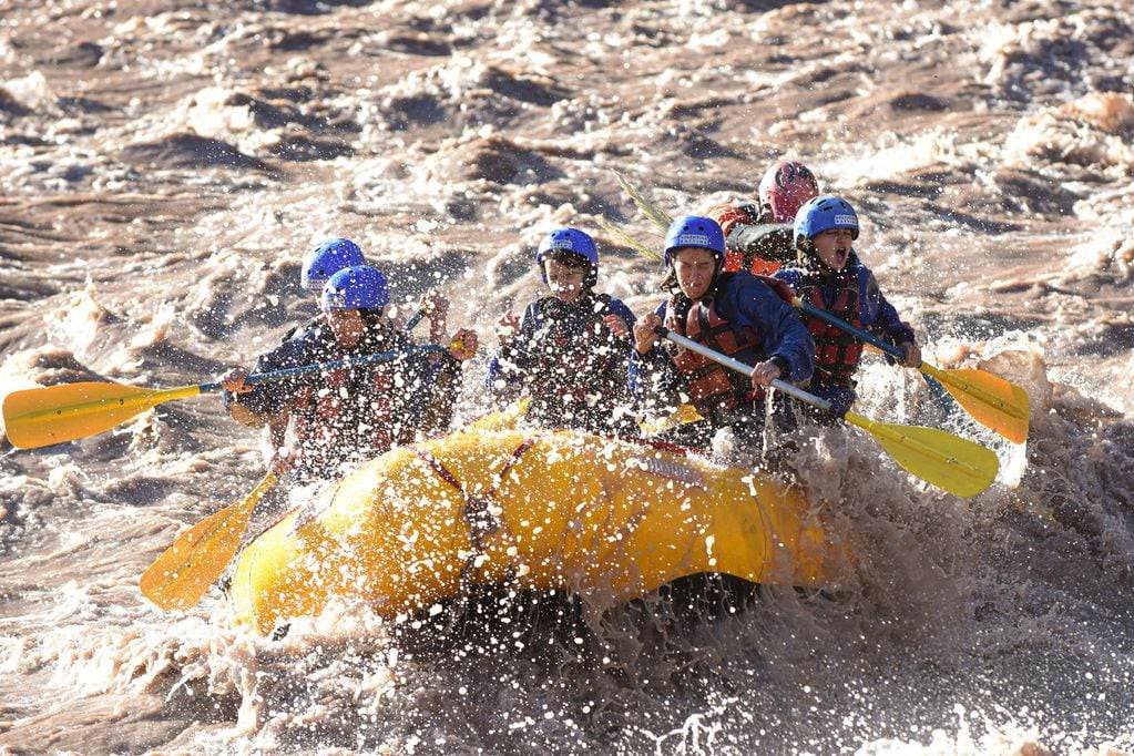 Turistas de varias provincias aprovecharon el primer día del año para hacer rafting en el río Mendoza.
Foto Mariana Villa / Los Andes