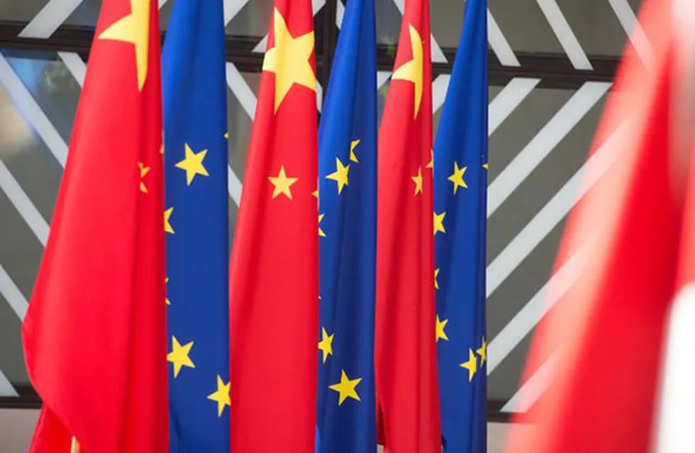 Banderas de China y UE