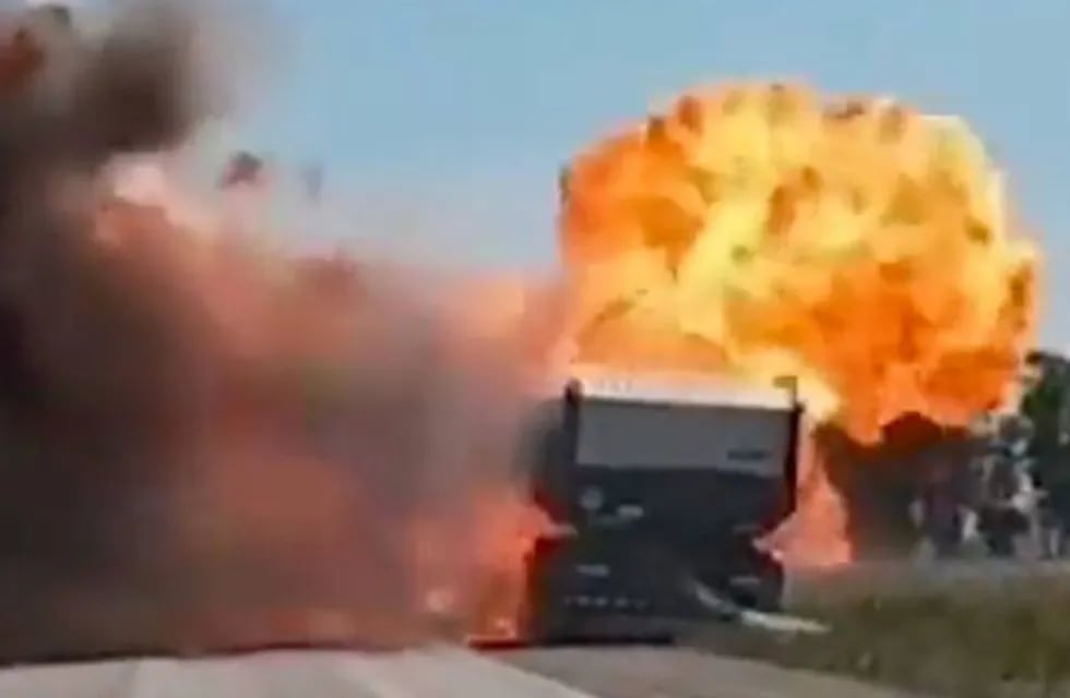 Video: un camión se prendió fuego y explotó en plena ruta en Buenos Aires.