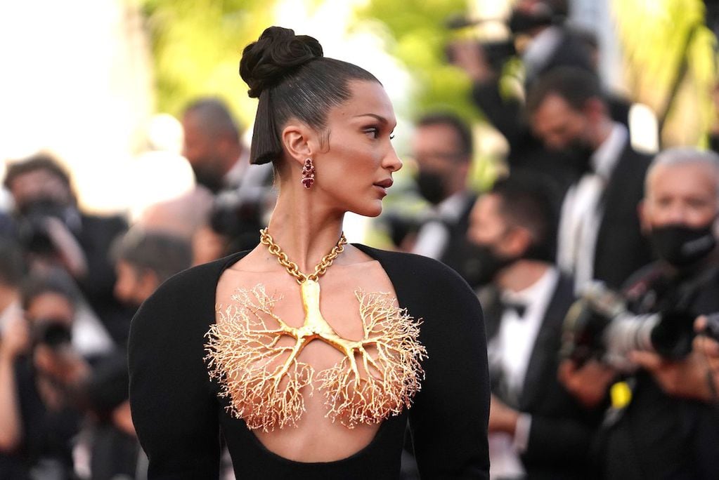 La modelo Bella Hadid "rompió" la alfombra roja del Festival de Cannes con un look que pasará a la historia.