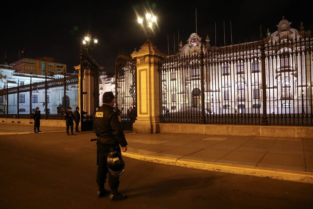 La policía custodia el palacio presidencial presidencial en Lima, Perú, después de que los legisladores votaran para destituir al presidente Martín Vizcarra. 