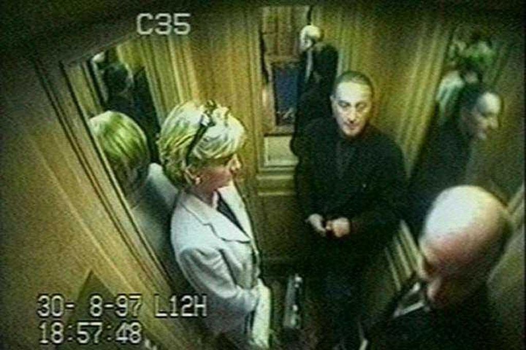 Diana de Gales y Dodi al Fayed abandonan el hotel Ritz de París, en la fatídica noche de su muerte. / AP