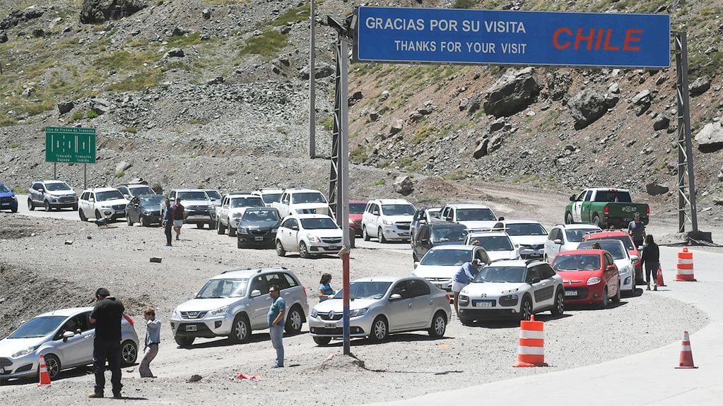 Cruzaron a Chile más de 162.000 personas desde Mendoza y entraron al país más chilenos que en enero pasado. Foto: Jose Gutierrez / Los Andes