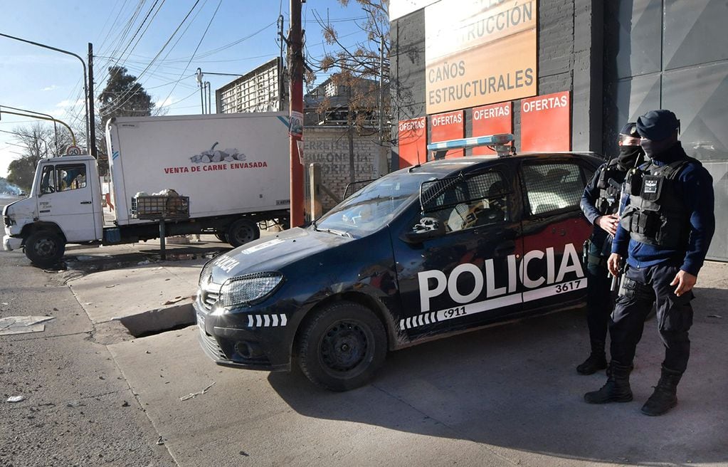 Perosnal policial cusutodia  las calles en Independencia y Álvarez Condarco - Foto Orlando Pelichotti / Los Andes