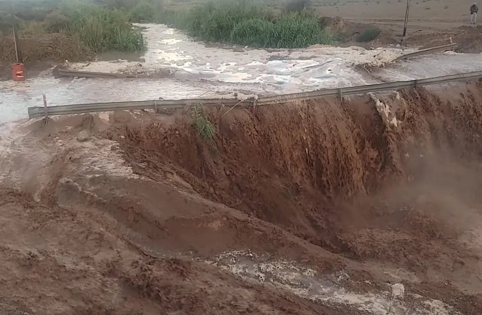 Por el desborde de un cauce cortaron el tránsito en la ruta provincial 14 en Maipú. Foto: Dirección Provincial de Vialidad.