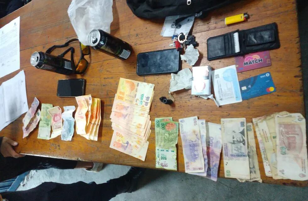 Los jóvenes fueron detenidos con efectivo y marihuana en Cordón del Plata. Foto: Ministerio de Seguridad.