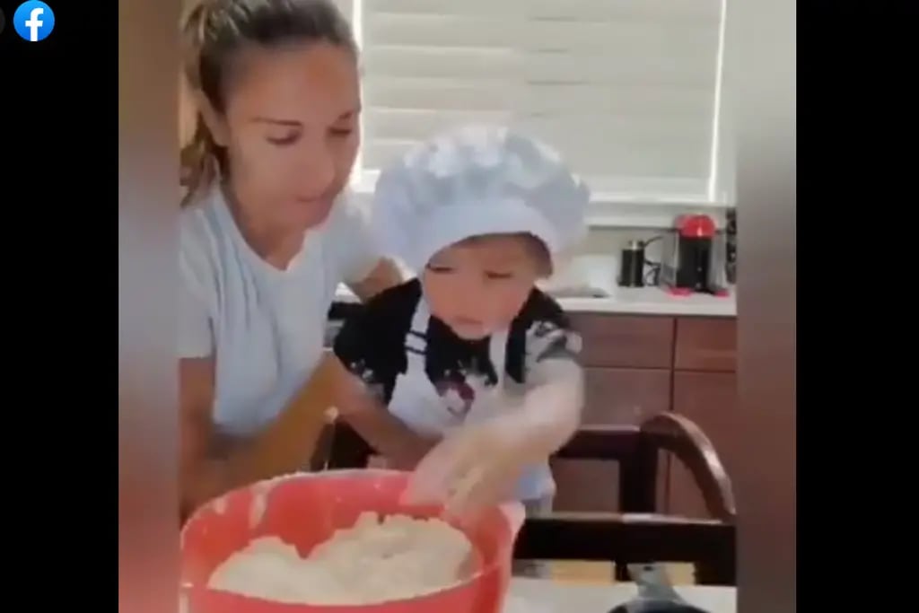 Quiere cocinar con el hijo, pero es un desastre.