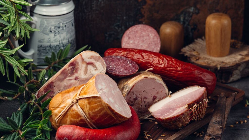 Los embutidos y carnes procesadas, como salchichas, tocino y jamón, suelen contener altos niveles de sodio, grasas saturadas y aditivos.