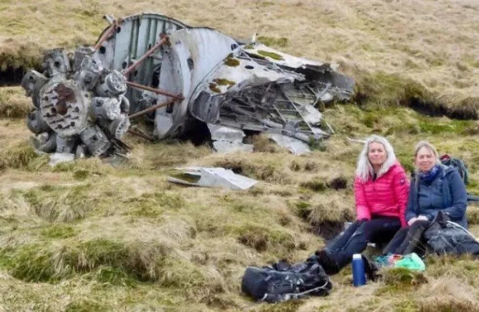 Pamela Aitken y Kathryn Gaffery hallaron los restos de lo que se cree que es un avión de pasajeros de hace 73 años. Foto: Gentileza
