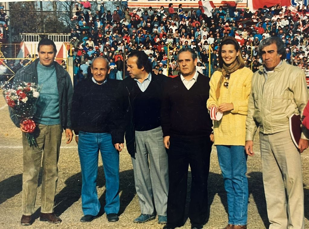 Año 1992, San Martín Campeón: Tito Arias, Coco Morán, Juan Carlos Luque, el intendente de San Martín Patti, la reina nacional de la Vendimia Viviana Carcereri y el presidente del Club Sergio Abel Vázquez. 