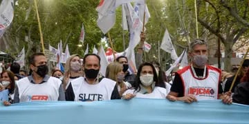 Más de 15 mil trabajadores estatales de Mendoza marcharon en rechazo del aumento salarial que propuso el Gobierno.