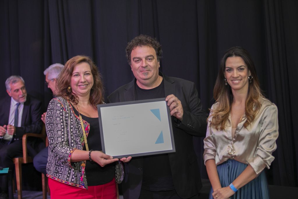 EMBAJADORES. María Sance y Alejandro Vigil reciben de Yanina Martínez el título de Embajador de Marca País. 

