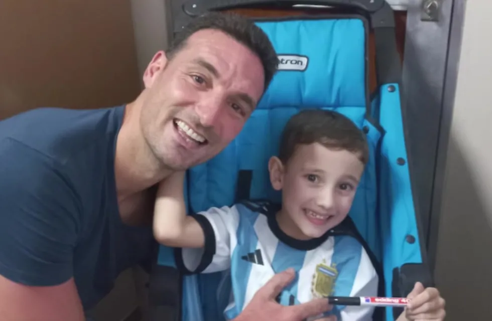 El DT de la Selección Argentina tuvo un tierno gesto con un nene que fue hasta Pujato a conocerlo.
