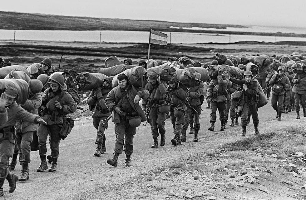 El 2 de abril de 1982, tropas argentinas desembarcaron en las islas Malvinas con el fin de recuperar la soberanía.