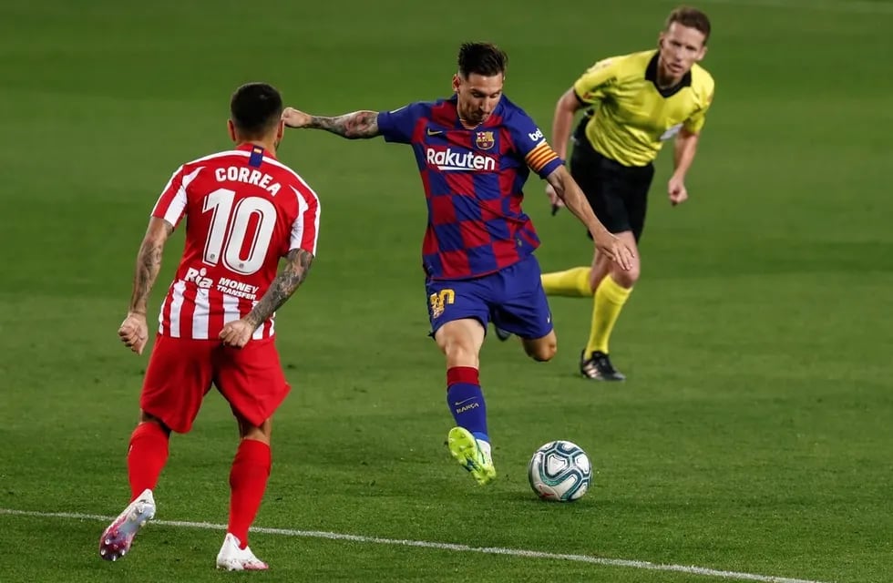 Messi durante el partido ante el Atlético de Madrid, sufre la marca de Correa.  / Gentileza