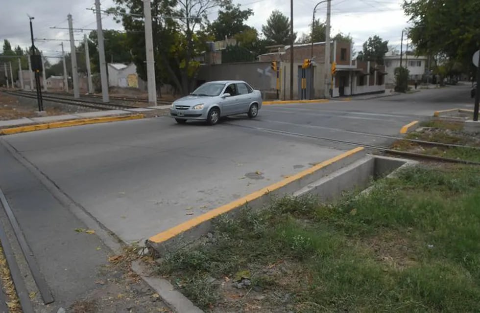 La víctima iba a tomar el metrotranvía, cuando recibió dos disparos fatales. /Ignacio Blanco, Los Andes.