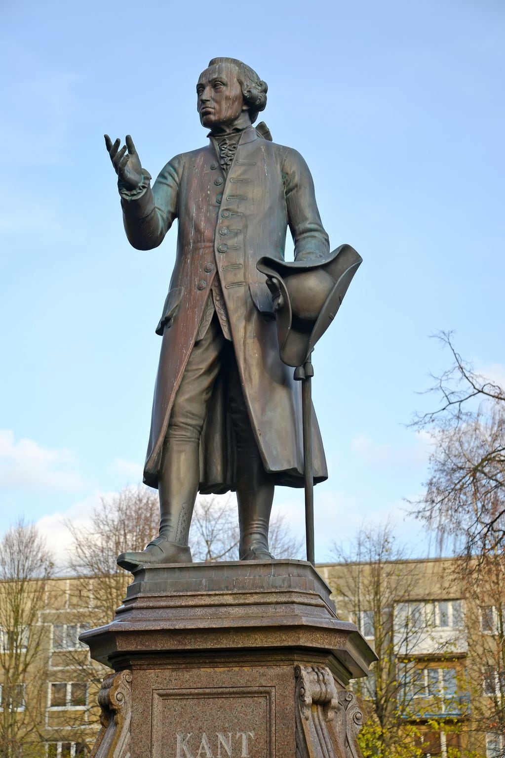 Estatua del filósofo enclavada en Königsberg, su ciudad natal (actual Kaliningrado, Rusia).
