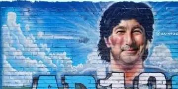 Mural de Diego Maradona, que parece Pachu Peña.