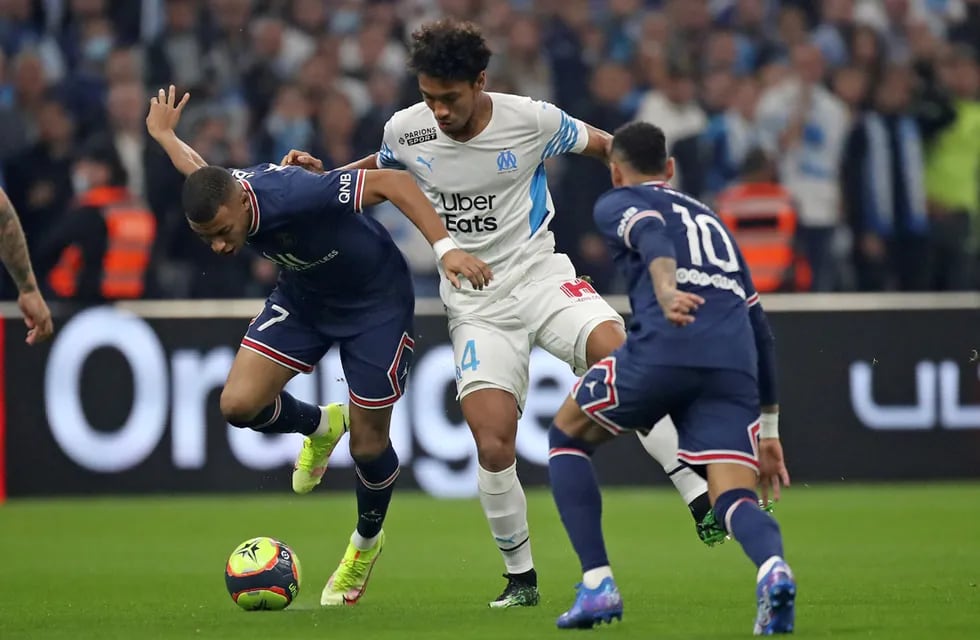 Messi y Mbapeé disputan la pelota en el clásico francés. (AP)