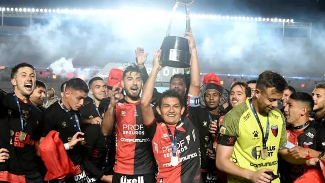El Pulga Rodríguez levantando la copa de campeón