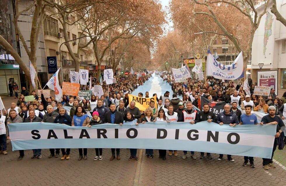 La protesta convocó a trabajadores de la salud, de la educación, bancarios y de la administración pública, por las calles céntricas, en reclamo de mejoras salariales.
Muchos sindicatos y gremios exigen mejoras en las paritarias
Foto: Orlando Pelichotti / Los Andes
