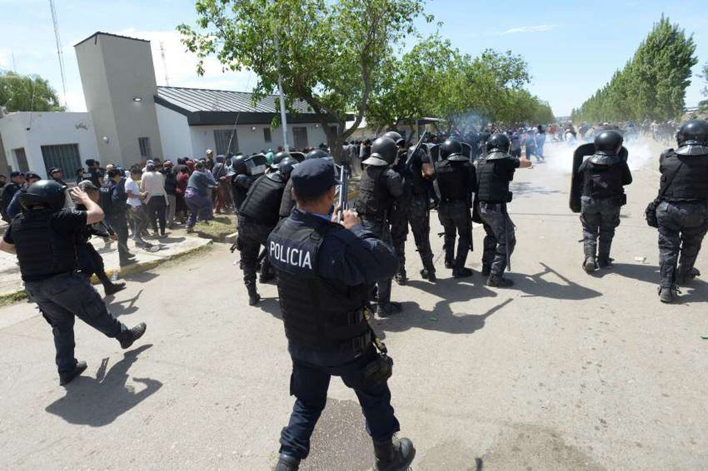 
Presencia. Policial para controlar a los manifestantes. Se dispararon balas de goma y gases. | Marcos García / Los Andes
   