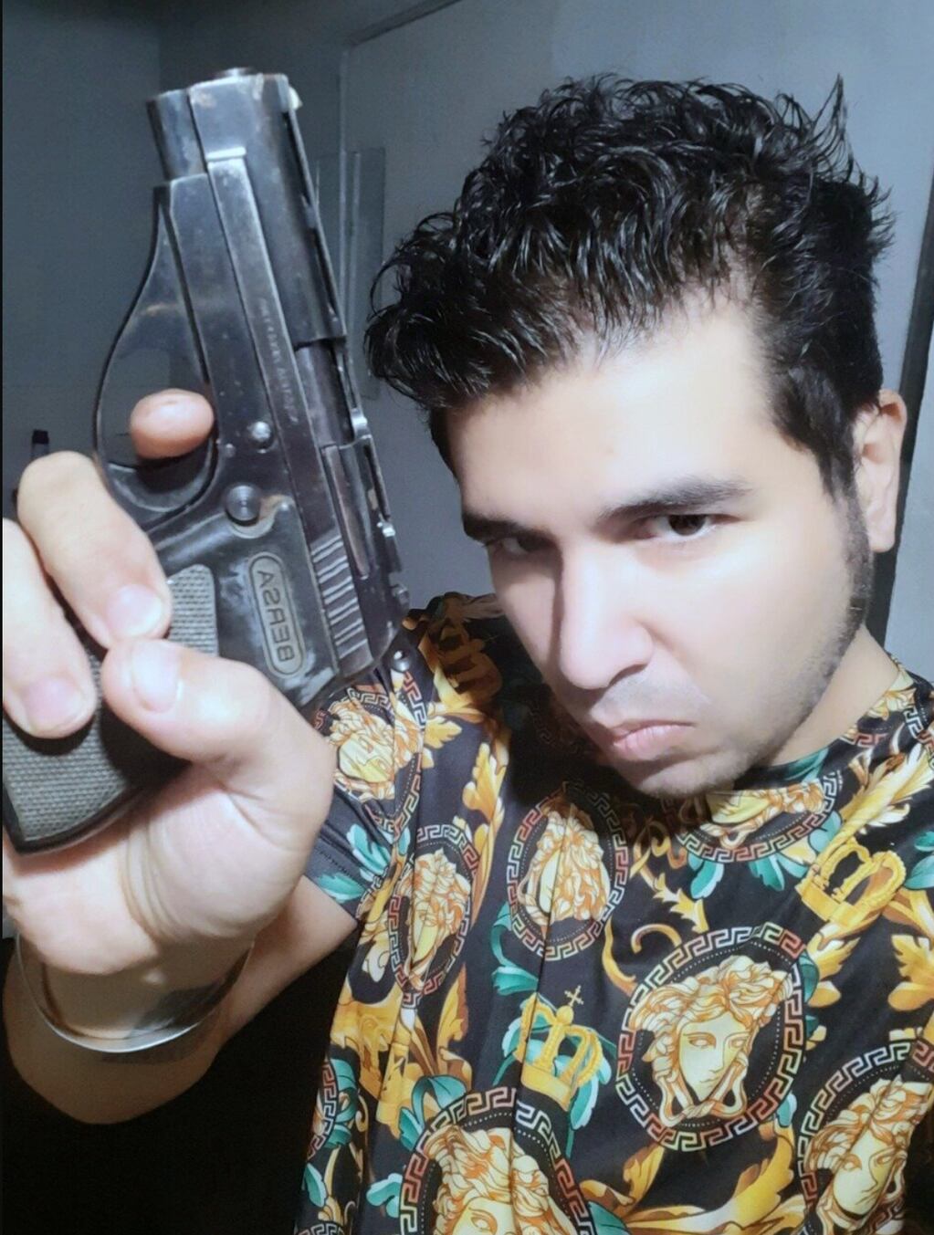 Foto de Fernando Sabag Montiel con el arma utilizada en el atentado contra Cristina Kirchner.