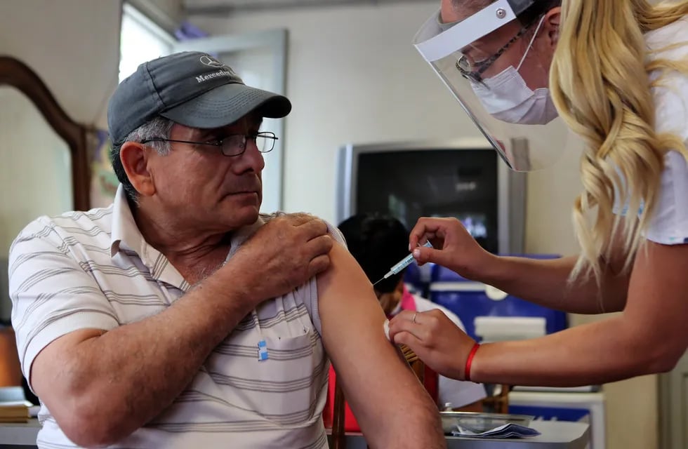 Trabajadores del Vacunatorio Central llegaron ayer al hogar Santa Marta para inocular a los adultos mayores. Foto: Orlando Pelichotti / Los Andes
