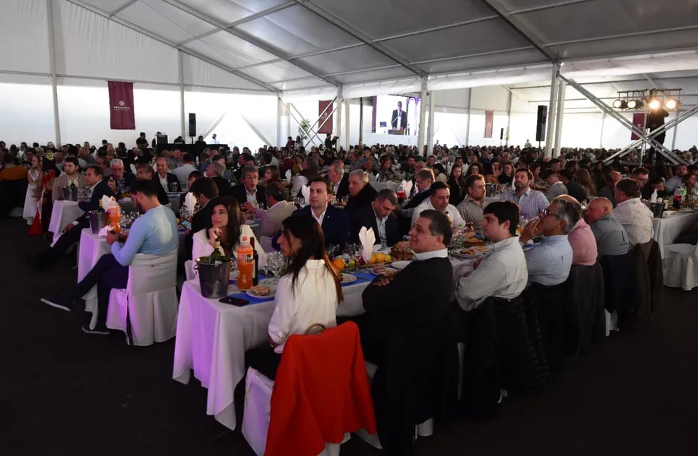 Productores vitivinícolas, funcionarios provinciales y empresarios asistieron al almuerzo de fin de cosecha - Foto: Mariana Villa / Los Andes