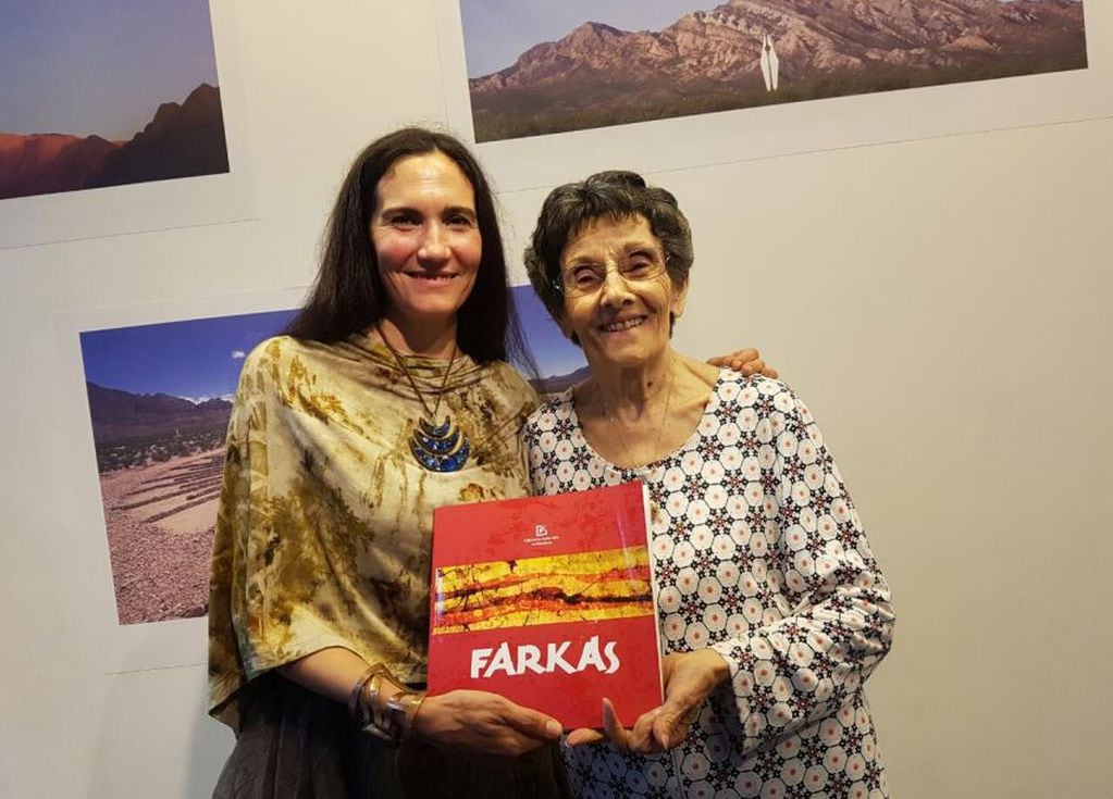 
Yamila Marañón, en sus manos un libro de la gran Alicia Farkas. | Orlando Pelichotti / Los Andes
   