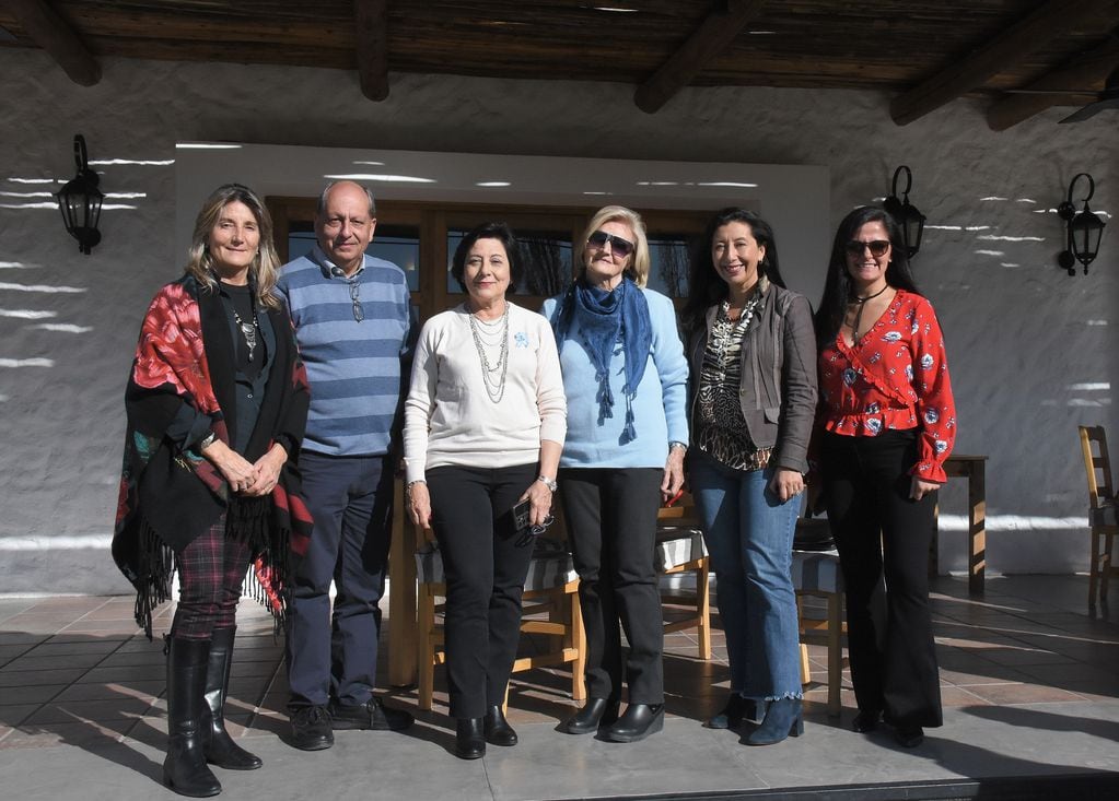 Claudia Yanzón, Roberto González, Cristina Pandolfi, Memah Yanzón, Carina Egea y Carina Vicario.