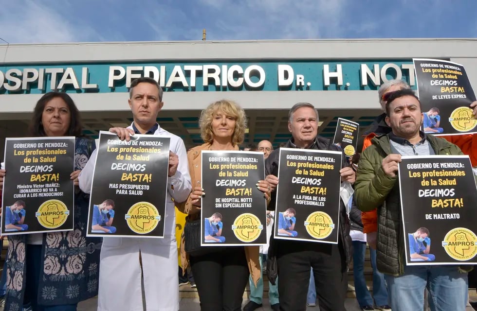 Ampros, el gremio de la salud liderado por Claudia Iturbe, despliega medidas para frenar la ley de tope salarial. Foto:  Orlando Pelichotti / Los Andes