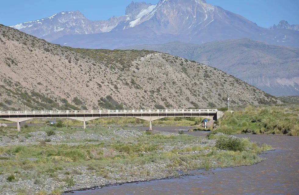 El curso del río Atuel a la altura de El Sosneado. La cuota de agua que reclama La Pampa influye en el debate por el trasvase.