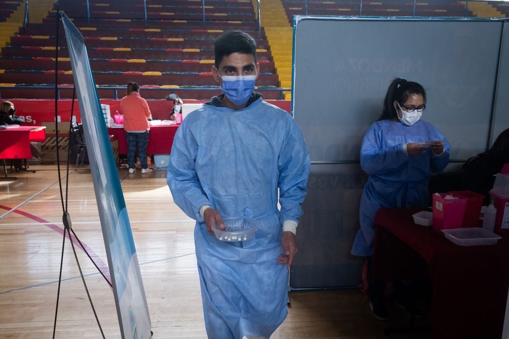 Diego Toledo enfermero lleva jeringas cargadas para vacunar.