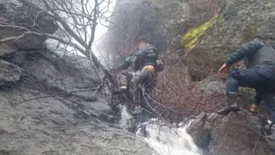 Una policía rescató a un niño con autismo que estaba al borde de una cascada