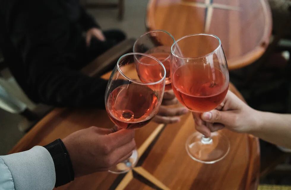 El vino rosado crece en el país, su mayor comprador es Paraguay y sus consumidores son jóvenes.