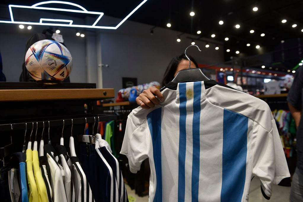 Inflación y mundial: cuánto aumentó la camiseta de Argentina desde 2010 y cuánto cuesta una buena réplica. Foto: Archivo La Voz.
