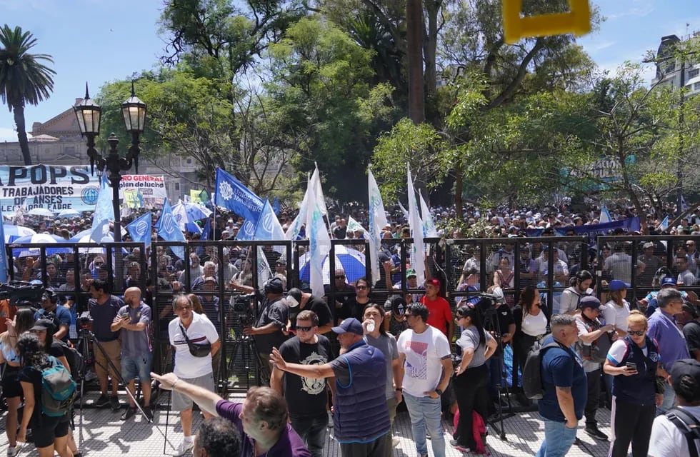 Piqueteros marcharon contra el DNU del Gobierno de Milei.